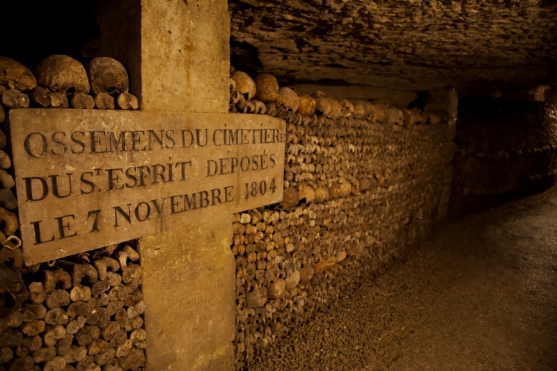 En las catacumbas de París podemos encontrar miles de esqueletos en sus túneles