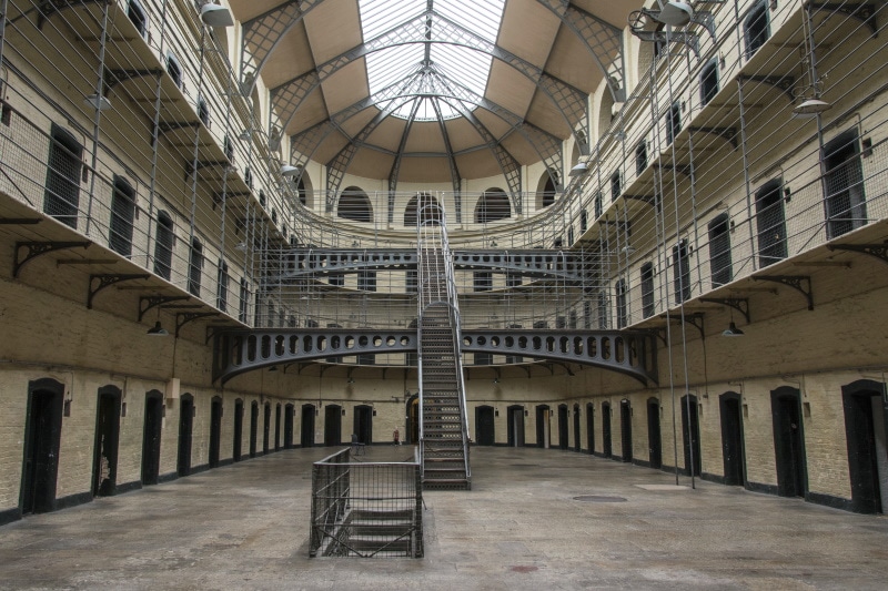 La Cárcel de Kilmainham es uno de los lugares turísticos de Dublín más visitados
