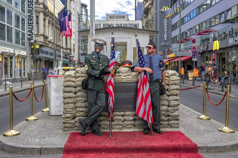 El Checkpoint Charlie es uno de los atractivos turísticos de Berlín