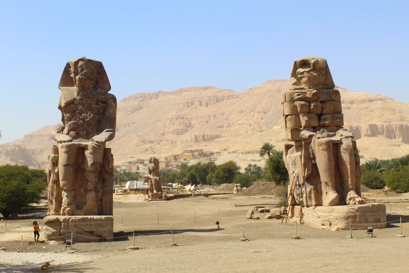 Visita los Colosos de Memnón al viajar a Egipto todo incluido