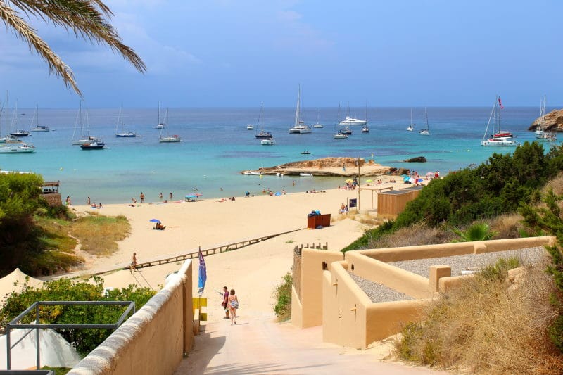 La popular Cala Tarida al oeste de Ibiza
