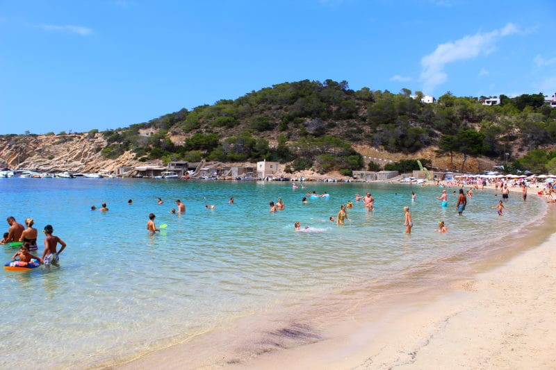 Descubre Cala Vadella y sus aguas cristalinas en Ibiza